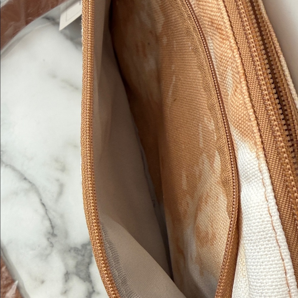 NWT Thirty-One All Zipped Up Crossbody Purse in the fawn tie-dye pattern - Picture 3 of 7
